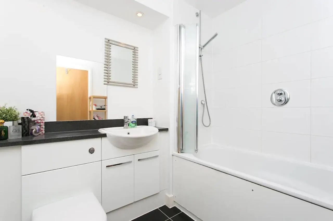 1 Bedroom Apartment With Dock Views In E16 Londres