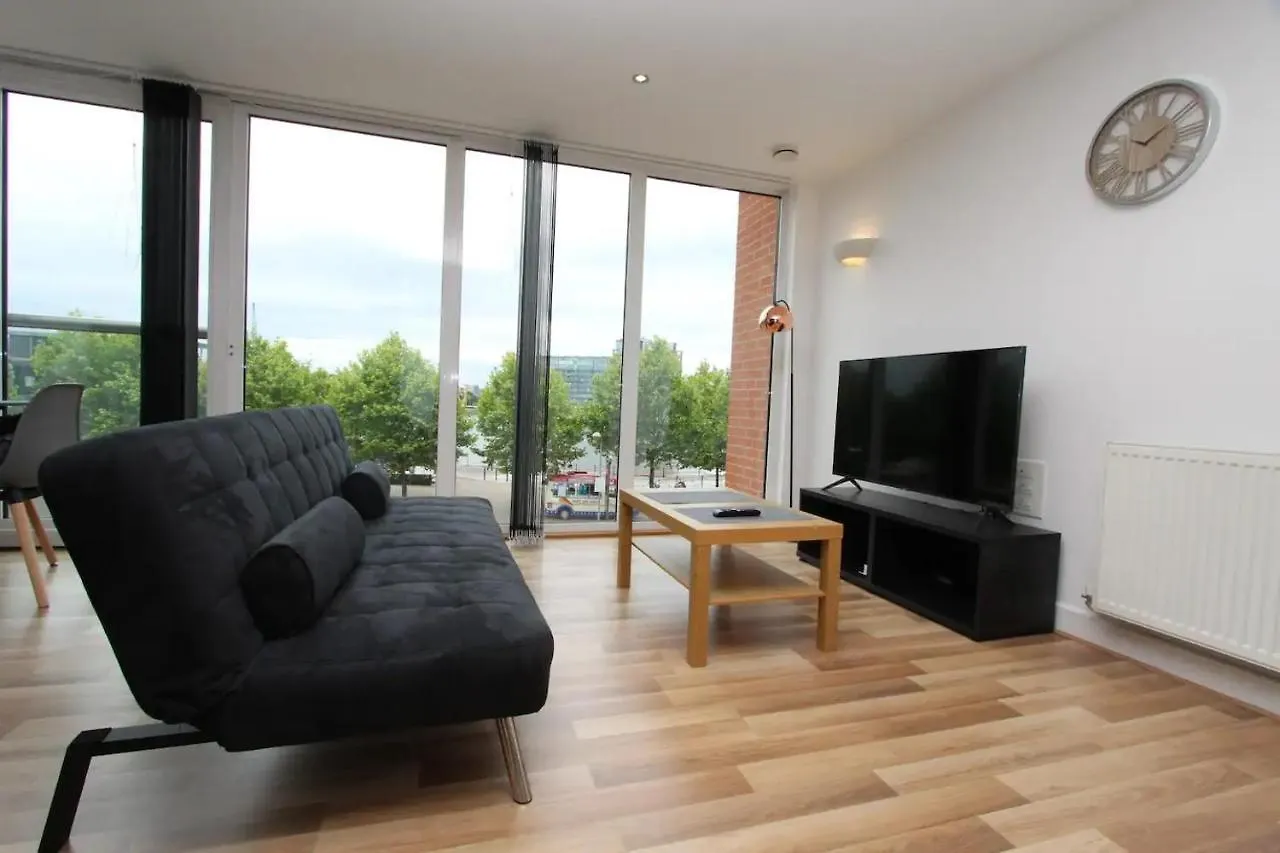 1 Bedroom Apartment With Dock Views In E16 Londres