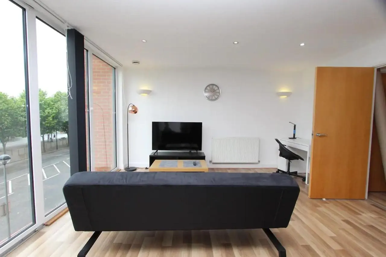 1 Bedroom Apartment With Dock Views In E16 Londres